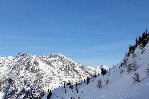 Zimowy krajobraz górski Alpy w ośrodku narciarskim Sölden Austria