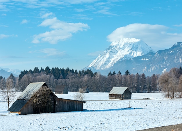 Zimowy krajobraz górski kraju z drewnianymi szopami, Austria