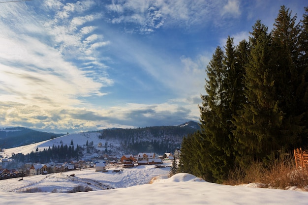 Zimowy Krajobraz Górski, Na Tle Pięknego Nieba Z Białymi Chmurami. Karpaty