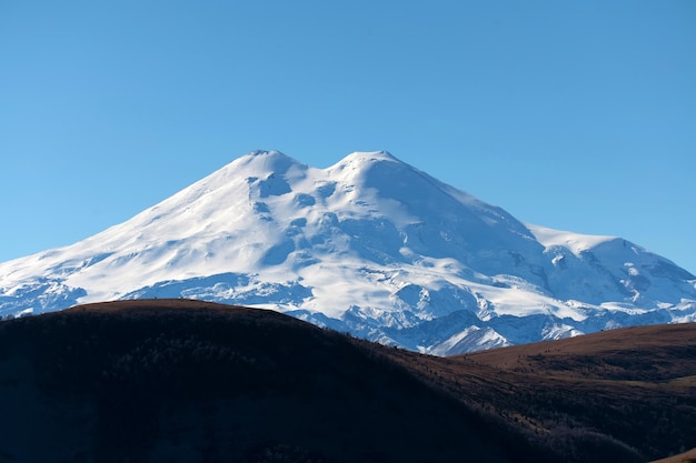 Zimowy krajobraz górski z najwyższym kaukaskim szczytem Mount Elbrus