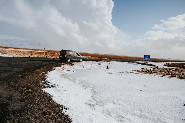 Zimowy krajobraz Islandii Podróż samochodem wzdłuż Złotego Pierścienia na Islandii Zima, gdy ziemię i góry pokrywa śnieg Zimowa droga