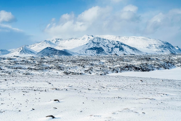 Zimowy krajobraz Islandii Podróż samochodem wzdłuż Złotego Pierścienia na Islandii Zima, gdy ziemię i góry pokrywa śnieg