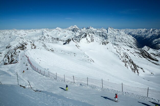 Zimowy krajobraz Panorama ośrodka narciarskiego ze stokami i wyciągami narciarskimi Alpy Austria Pitztaler Gletscher Wildspitzbahn