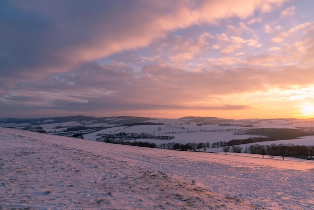 Zimowy krajobraz panoramy pola łąki drzewa Zimowy poranek nowego dnia Pomarańczowy fioletowy zachód słońca krajobraz Panoramiczny widok