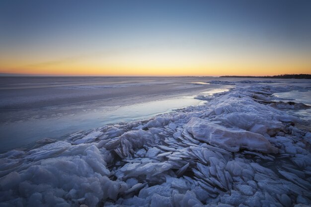 Zimowy krajobraz z jeziora i niebo zachód słońca. Kompozycja natury.