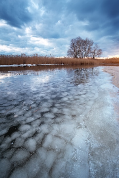 Zdjęcie zimowy krajobraz z jeziorem i zachmurzonym niebem. kompozycja natury.