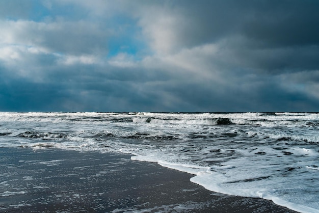 Zimowy Krajobraz Z Zamarzniętym Morzem I Lodowatą Burzą Na Plaży I Dramatyczną Pogodą W śniegu