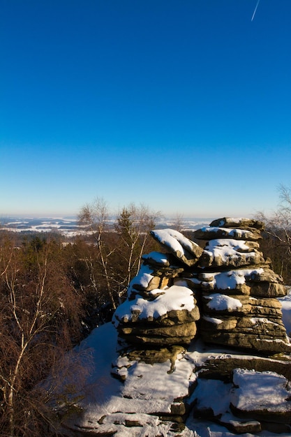 Zdjęcie zimowy krajobraz ze skałą w czechach