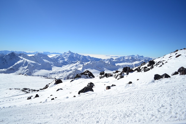Zdjęcie zimowy krajobraz ze śniegiem i drzewami śnieżna góra.