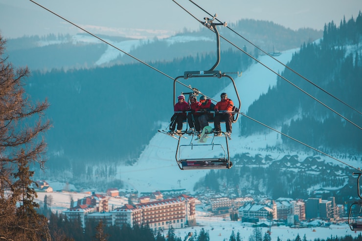 Zdjęcie zimowy ośrodek narciarski na nartach i snowboardzie
