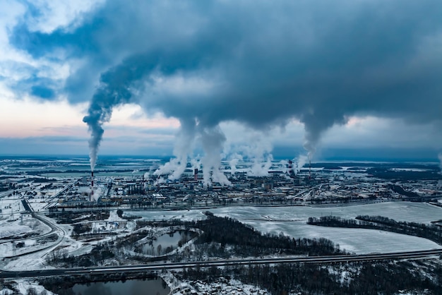 Zimowy panoramiczny widok z lotu ptaka na dym z rur zakładu chemicznego przedsiębiorstwa krajobraz Przemysłowy zakład zanieczyszczenia środowiska odpady Koncepcja zanieczyszczenia powietrza