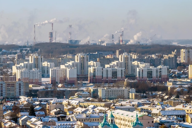 Zimowy panoramiczny widok z lotu ptaka ogromnego kompleksu mieszkalnego z wysokimi budynkami i sektorem prywatnym ze śniegiem