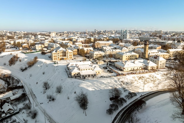 Zimowy panoramiczny widok z lotu ptaka ogromnego kompleksu mieszkalnego z wysokimi budynkami ze śniegiem