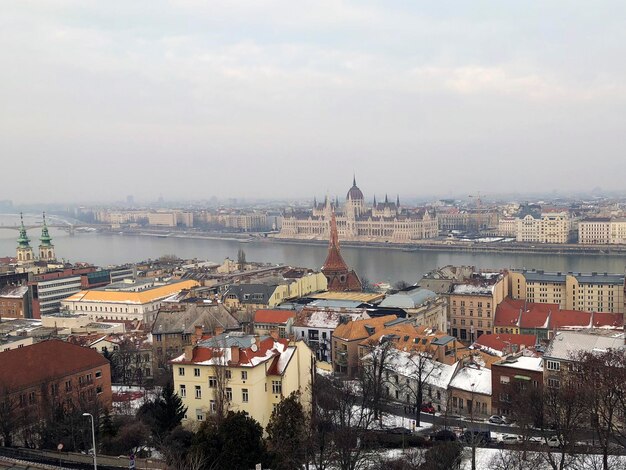 Zimowy pejzaż Budapesztu Węgierski parlament, Dunaj, nabrzeże Budapesztu z dachu. Węgry