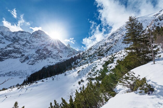 Zimowy pejzaż z Tatrami nad jeziorem Morskie Oko Tatrzański Park Narodowy Polska