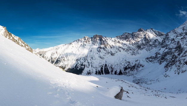 Zimowy pejzaż z Tatrami nad jeziorem Morskie Oko Tatrzański Park Narodowy Polska