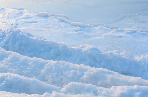 Zimowy piękny krajobraz zamarzniętego Morza Japońskiego pokrytego lodem i śniegiem w słoneczny dzień Koncepcja piękna natury Pocztówka z Rosji z selektywnym naciskiem