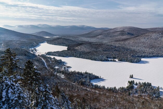 Zdjęcie zimowy poranek widoczny z punktu widzenia la roche w parku narodowym mont-tremblant w quebecu w kanadzie