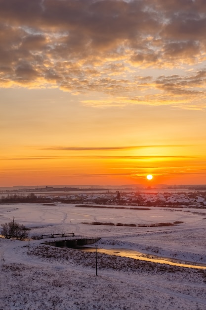 Zimowy poranek ze słońcem na horyzoncie