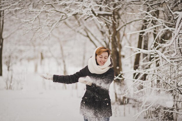 Zimowy portret dziewczynki w zimowym lesie Inistów 9203