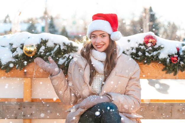 Zimowy Portret Młoda Dorosła Piękna Kobieta W Santa Hat świąteczny Nastrój śnieg Zima Piękna Koncepcja Mody