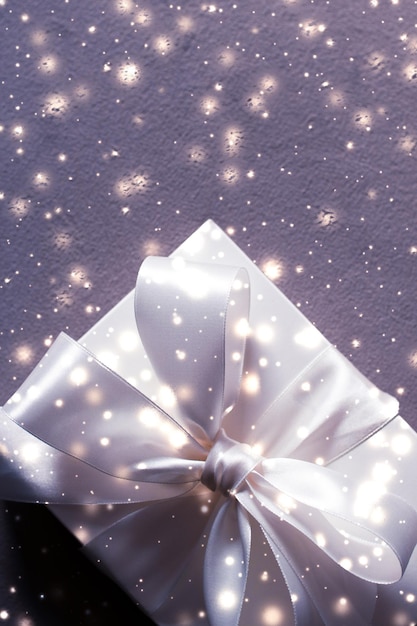 Zimowy prezent świąteczny i świecące tło śniegu Prezenty świąteczne niespodzianka
