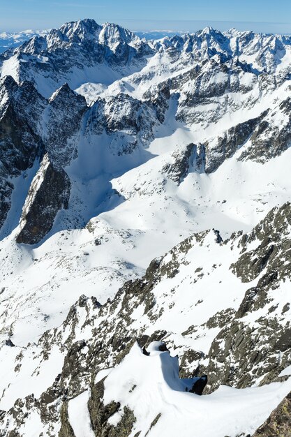 Zimowy skalisty krajobraz górski (Tatrzańska Łomnica, Wysokie Tatry, Słowacja).