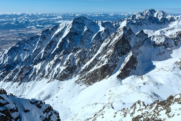 Zimowy skalisty krajobraz górski (Tatrzańska Łomnica, Wysokie Tatry, Słowacja).