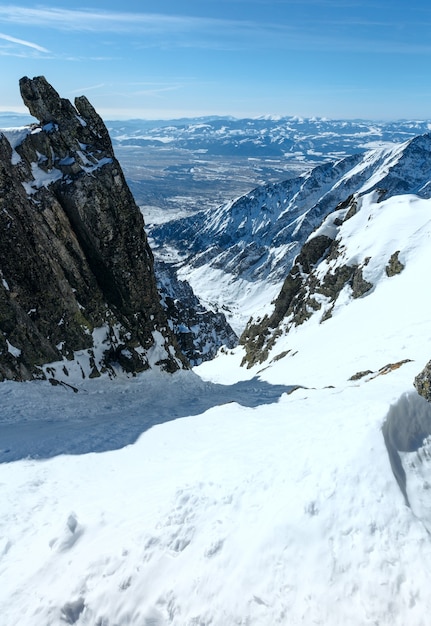 Zimowy skalisty krajobraz górski (Tatrzańska Łomnica, Wysokie Tatry, Słowacja).