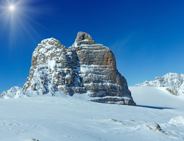 Zimowy słoneczny widok z góry masywu górskiego Dachstein (Austria).