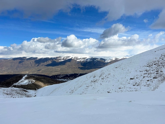 Zimowy śnieg pokrył szczyty górskie Zimowy krajobraz górski