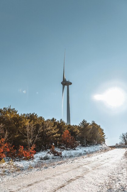 Zimowy śnieżny krajobraz turbiny wiatrowe w regionie Evros w Grecji pożary i zielona energia.