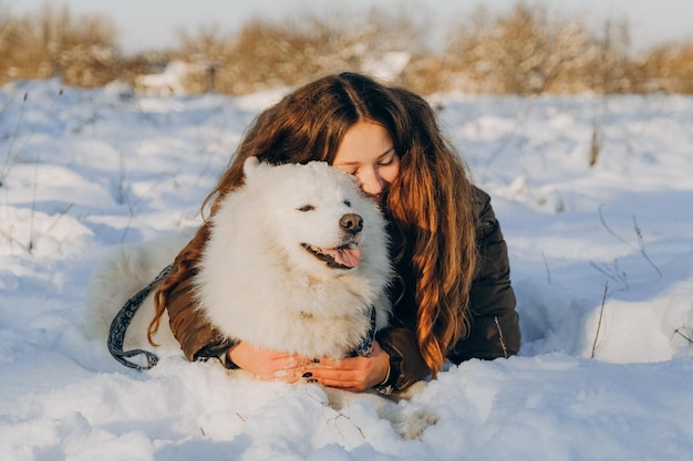 Zimowy spacer z ulubionym samoyedem