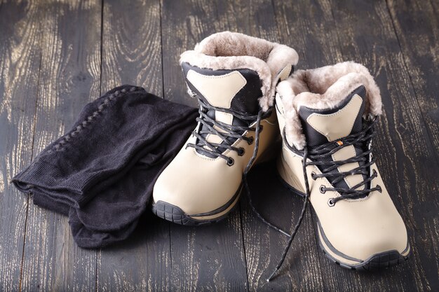 Zimowy strój kobiecy na nogi z ciepłymi rajstopami na warstwę