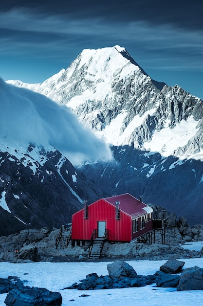 Zimowy widok na czerwoną chatę górską i szczyt Mt Cook NZ