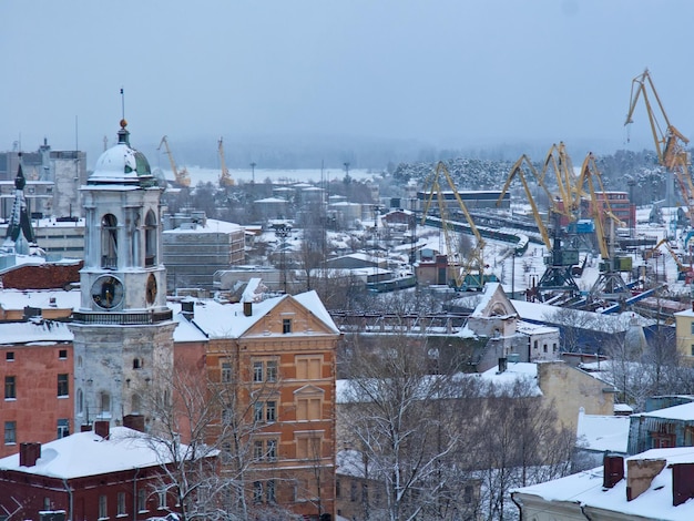 Zimowy widok na pokryte śniegiem dachy budynków miasta Wyborg Rosja