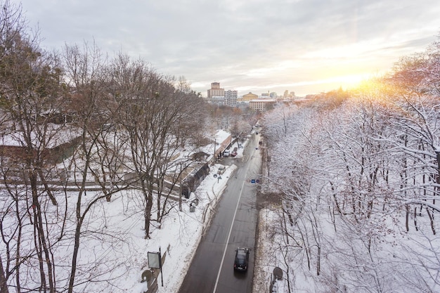 Zimowy widok na śródmieście we Lwowie na Ukrainie