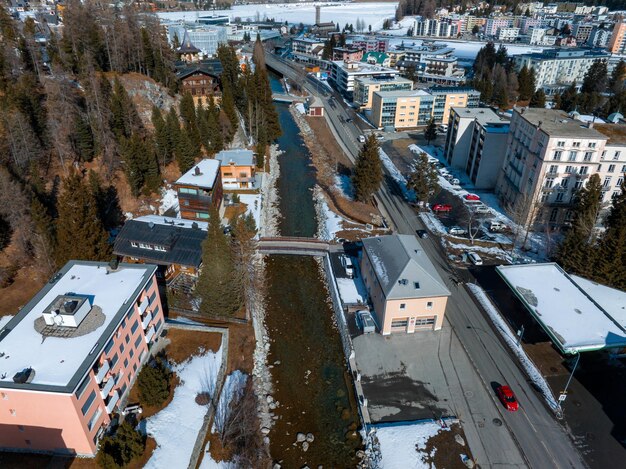 Zimowy widok z lotu ptaka na słynny na całym świecie ośrodek narciarski st moritz graubunden