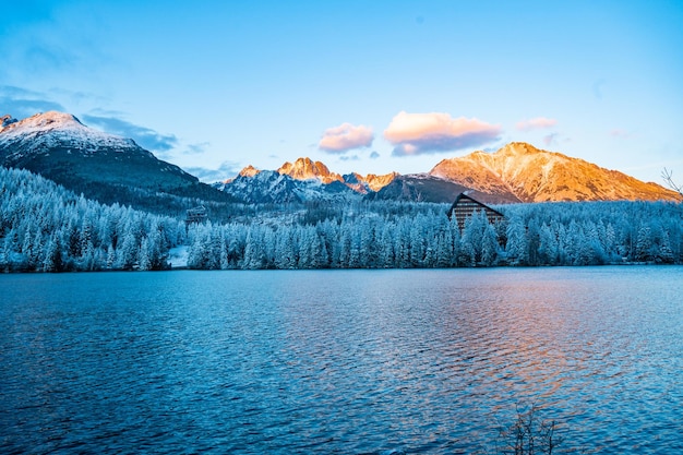 Zimowy zamro?ony widok na Jezioro Szczyrbskie Pleso Jezioro Szczyrbskie w Parku Narodowym Wysokie Tatry S?owacja krajobraz Europy