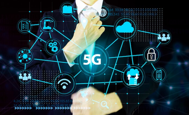 Zintegrowana technologia połączeń 5g dla biznesuBiznesmen wykorzystuje technologię do przekazywania informacji i pracy