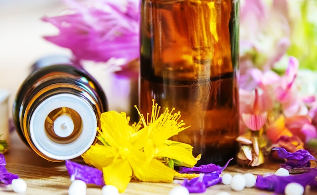 Zioła lecznicze, olejki homeopatyczne w małych butelkach. selektywne skupienie.natura