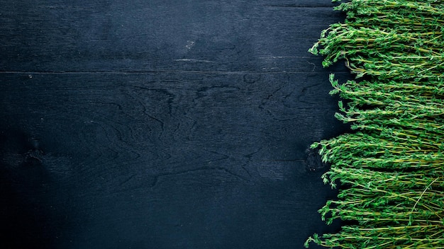 Zdjęcie zioła świeże przyprawy na drewnianym tle widok z góry wolne miejsce