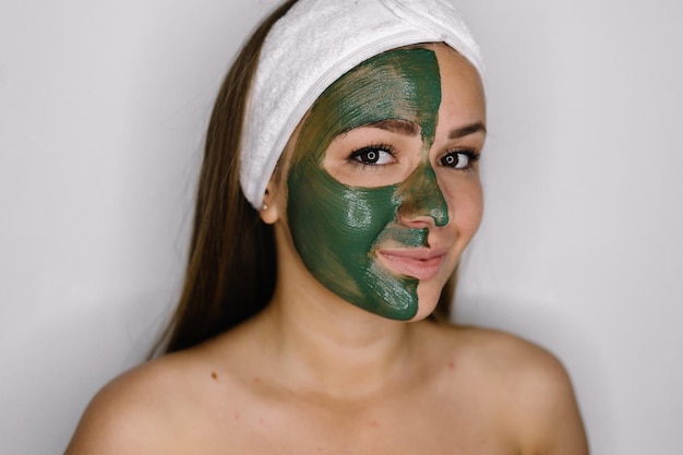 Ziołowa zielona maska piękna kobieta relaksująca