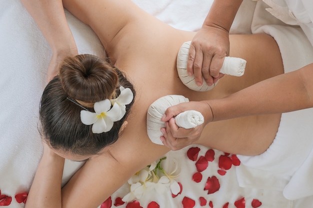 Ziołowy masaż kompresowy to ściereczka, w której do zwijania używa się wielu ziół. Doprowadzić do pary na gorąco Jest to metoda terapeutyczna tradycyjnej medycyny.