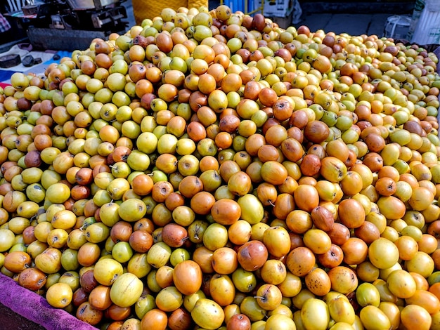 Ziziphus mauritiana znany również jako Ber Chine Apple Jujube Śliwa indyjska i Masau to tropikalny gatunek drzewa owocowego należący do rodziny Rhamnaceae