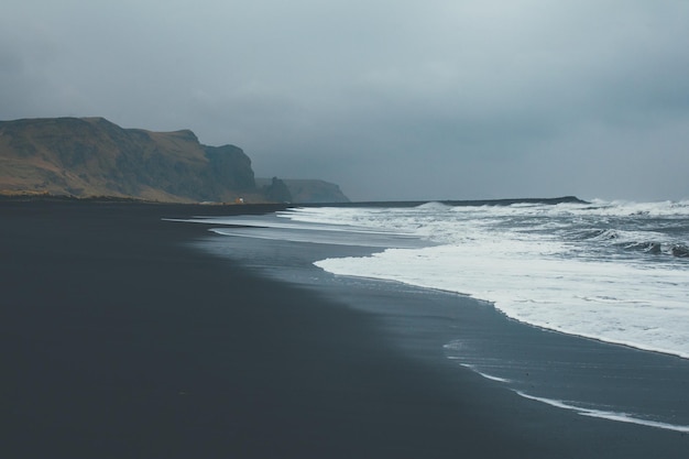 Zła pogoda na plaży Vik Islandia