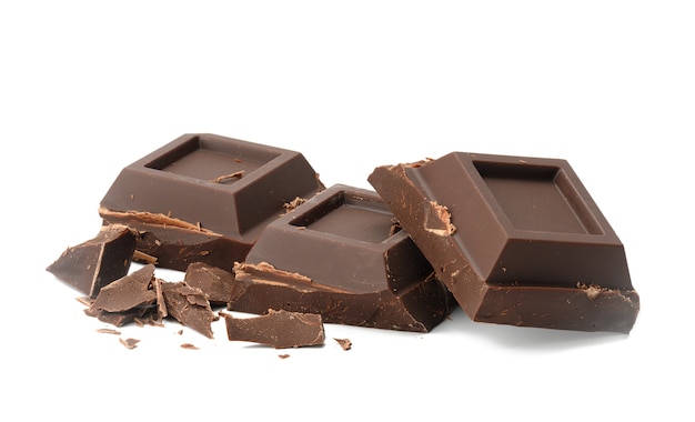 Złamana czarna czekolada z kawałkami na białym tle. Deserowa tabliczka czekolady, z bliska