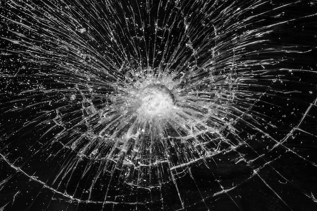 Złamana tekstura szkła na czarnym tle Abstrakt pękniętego ekranu smartfona od wstrząsu