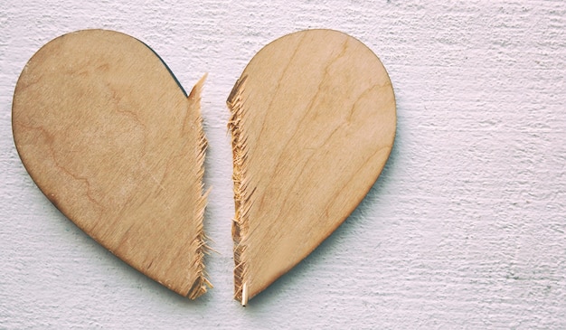 Złamane drewniane serce na pół
