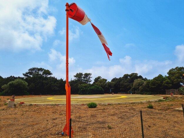 Złamany windsock na wyspie Giannutri w Toskanii